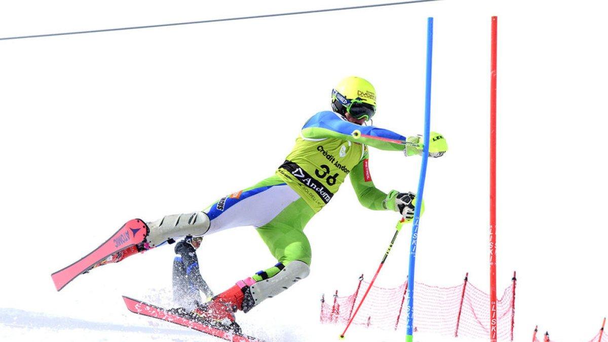 La neu humida fa la guitza en un eslàlom accidentat