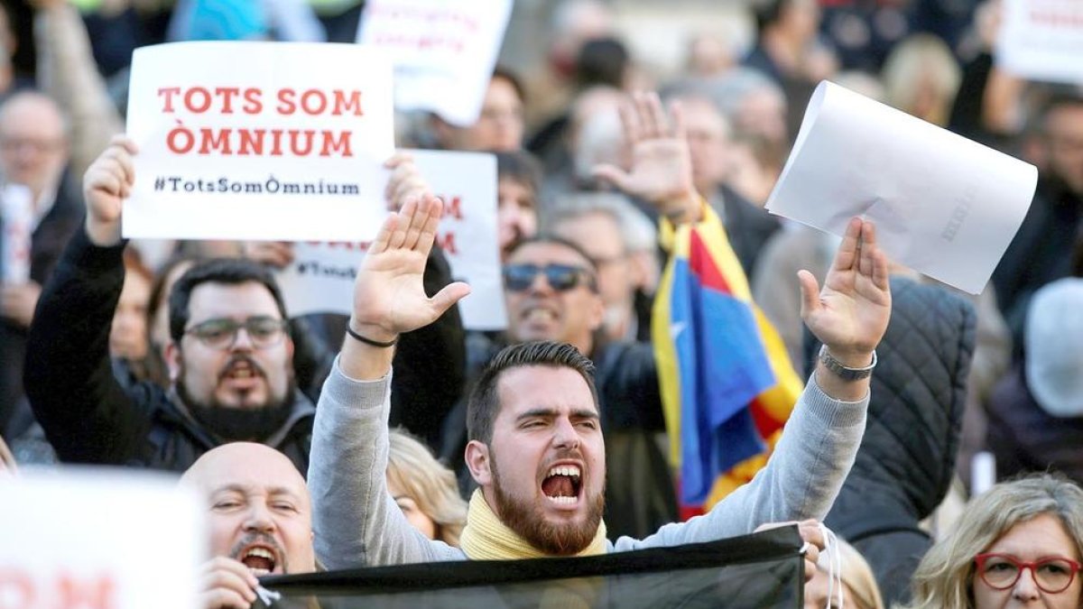 La guàrdia civil deté un càrrec del govern i registra Òmnium per l'1-O