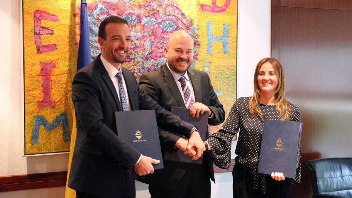 El comú i el Govern signen el conveni per a la construcció del museu de l'automòbil