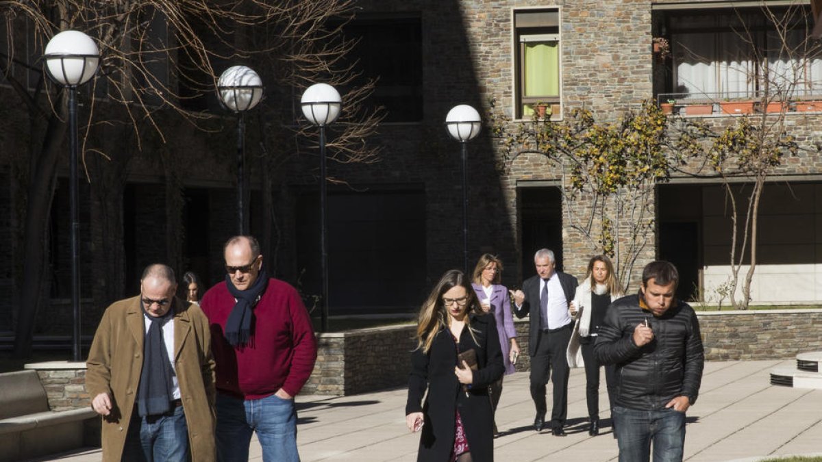 El tribunal ajorna el judici unes setmanes