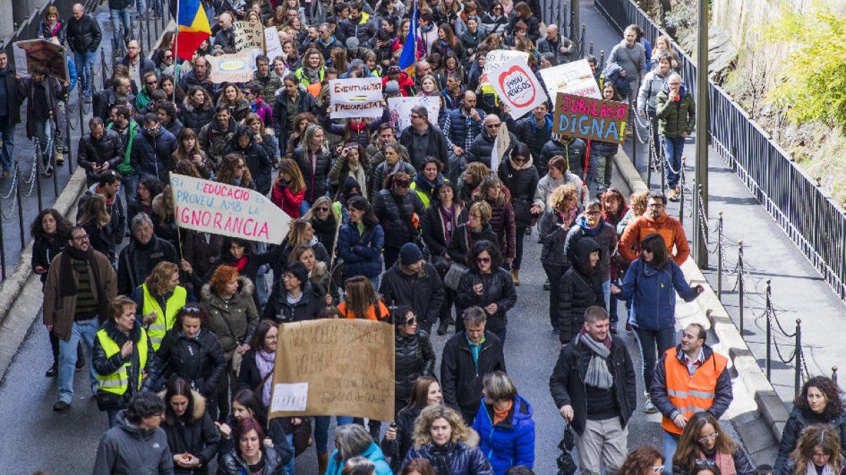 La vaga de funcionaris i la rotonda del Punt de Trobada, als set tuits