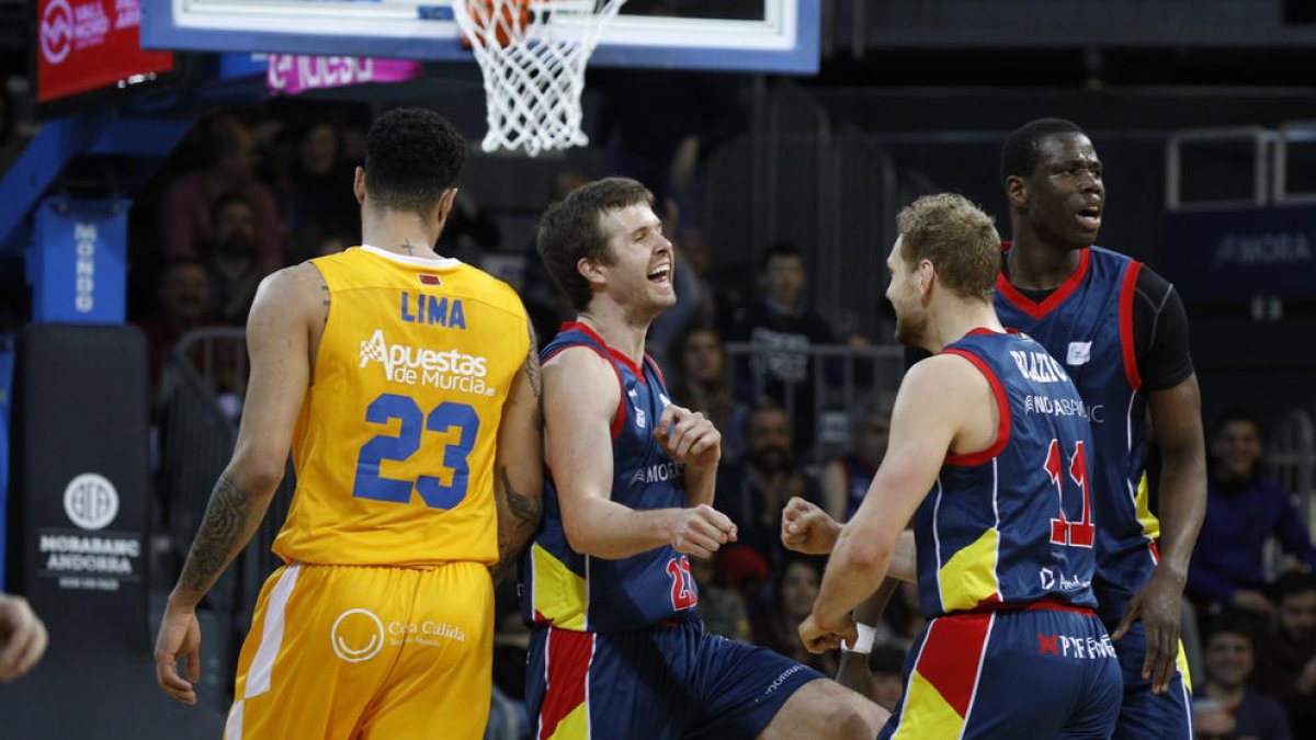 Shurna i Blazic celebren una acció, en el duel contra el Múrcia.