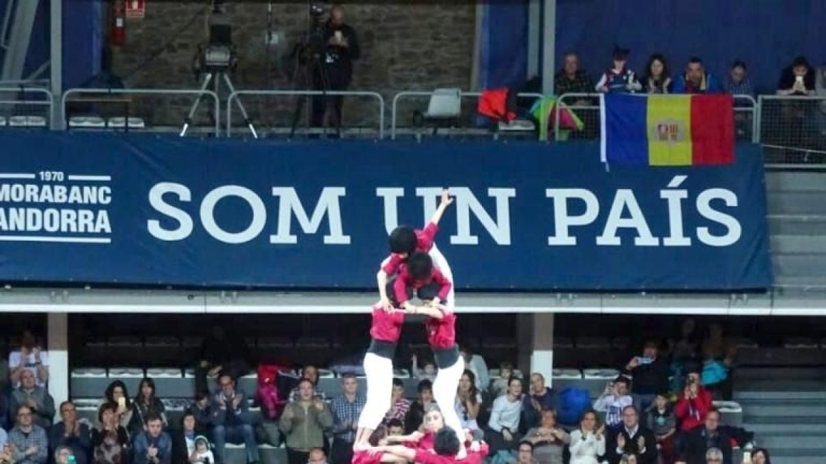 Els castellers descarreguen un tres de sis a l'inici de la temporada