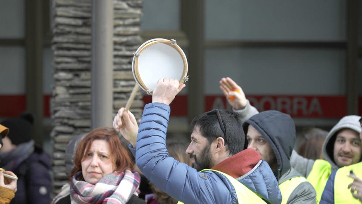 Els mitjans de comunicació dels països veïns es fan ressò de la vaga