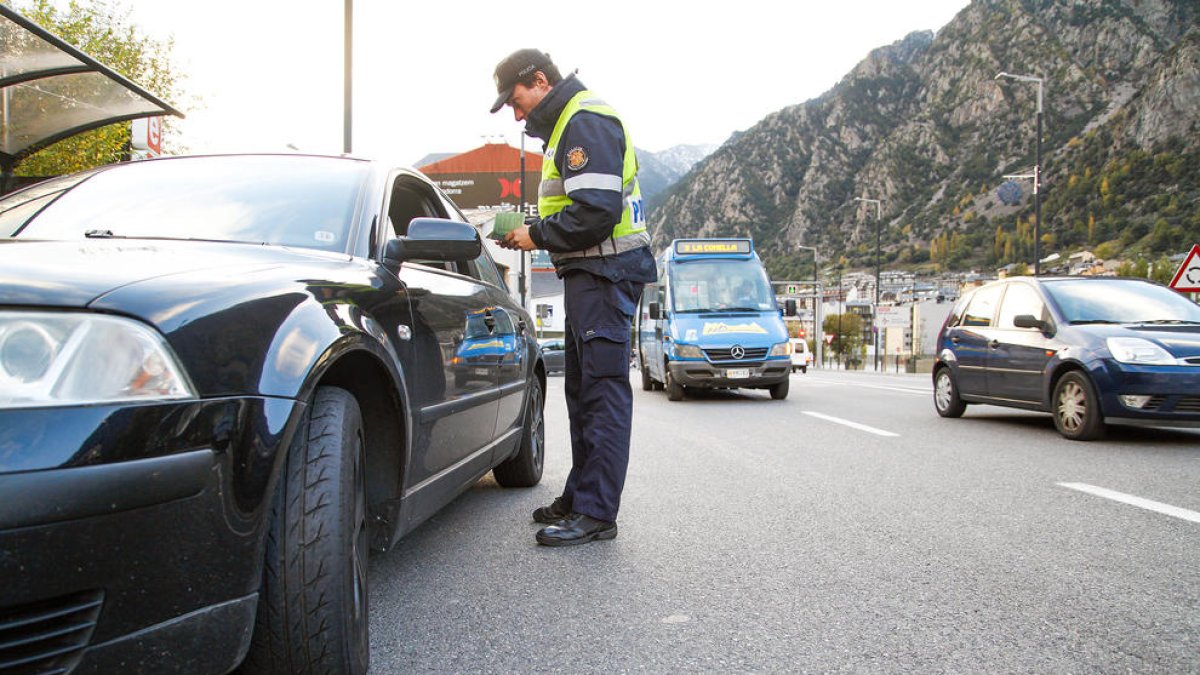 La policia denuncia un miler de conductors en una campanya contra les imprudències