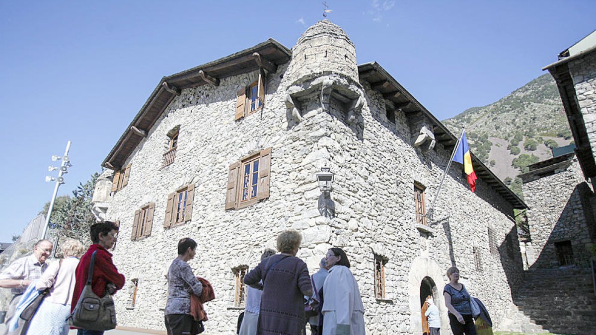 Costa pregunta per la “política erràtica” referent als museus