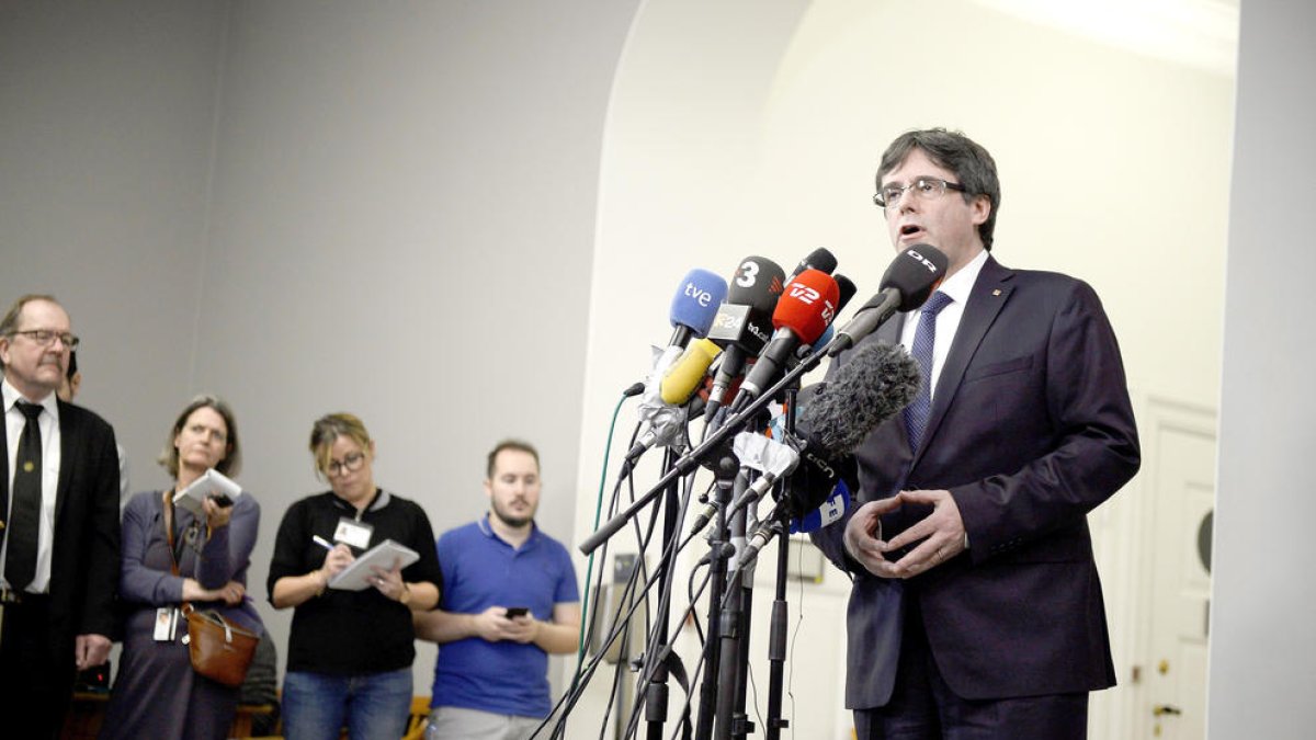 Puigdemont reobre la porta a tornar i l'executiu extrema la vigilància