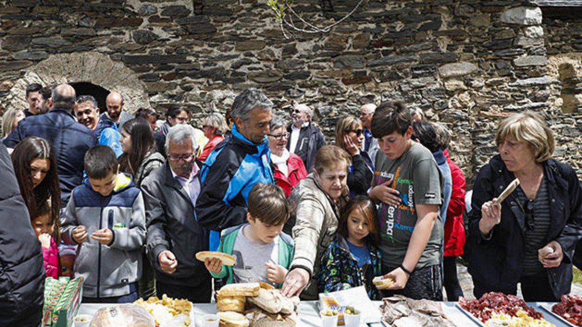 Mig centenar de persones celebren la diada de Sant Romà de Vila