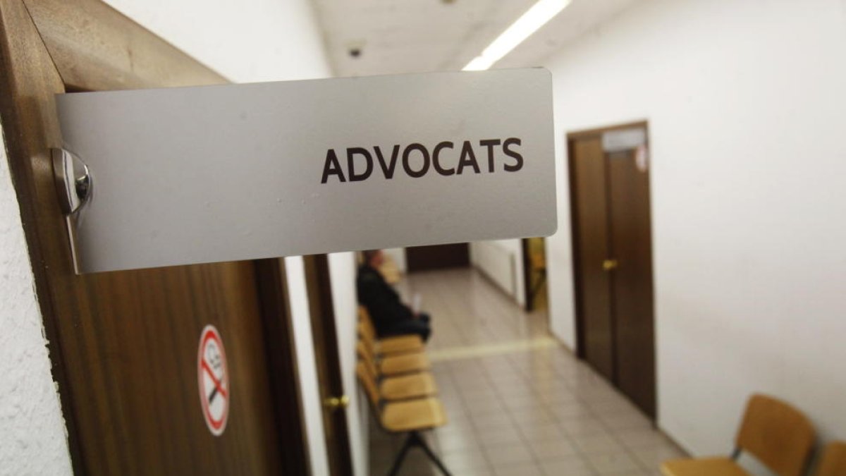 Condemnat un advocat per dir “gilipolles” a una funcionària judicial