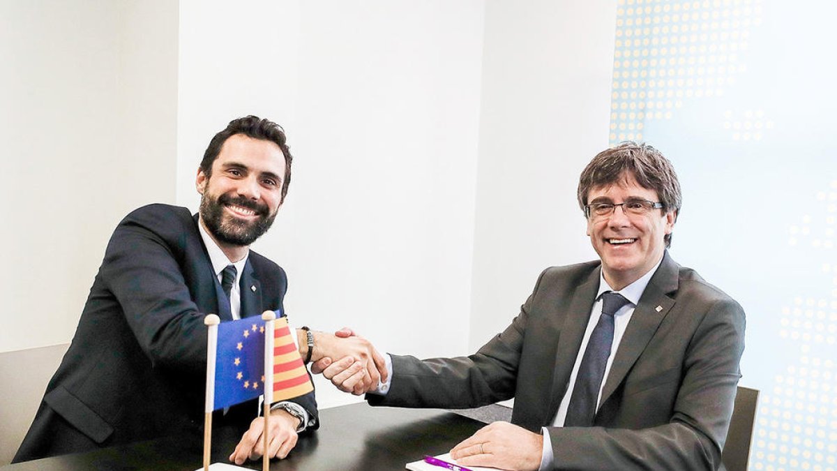 Torrent defensa un govern “efectiu” i Puigdemont insisteix a ser investit