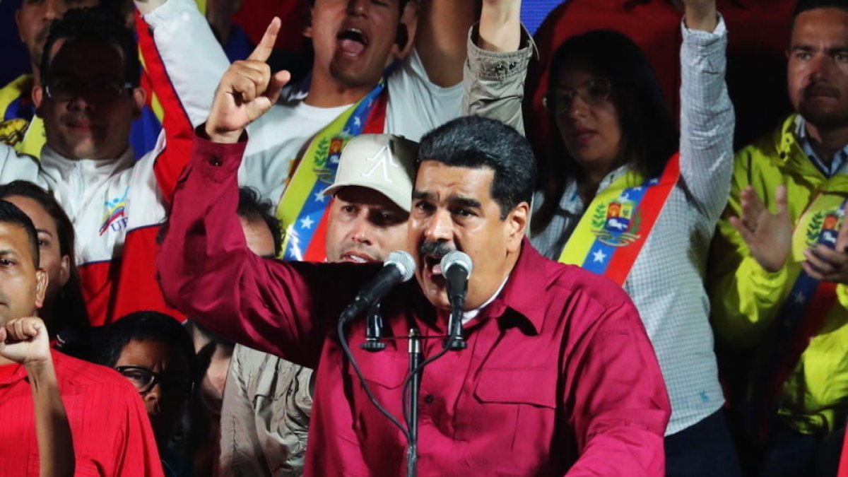 Maduro s'imposa amb una elevada abstenció