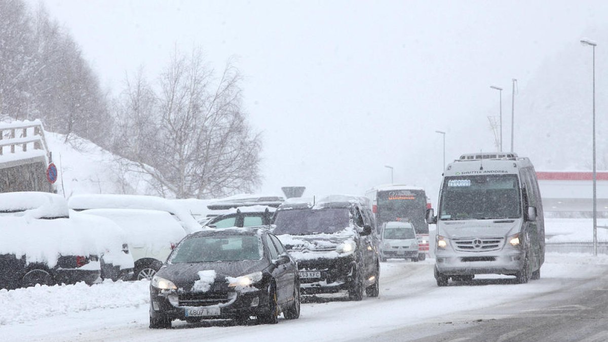 Equipaments a partir de Llorts i el Tarter i en direcció a França