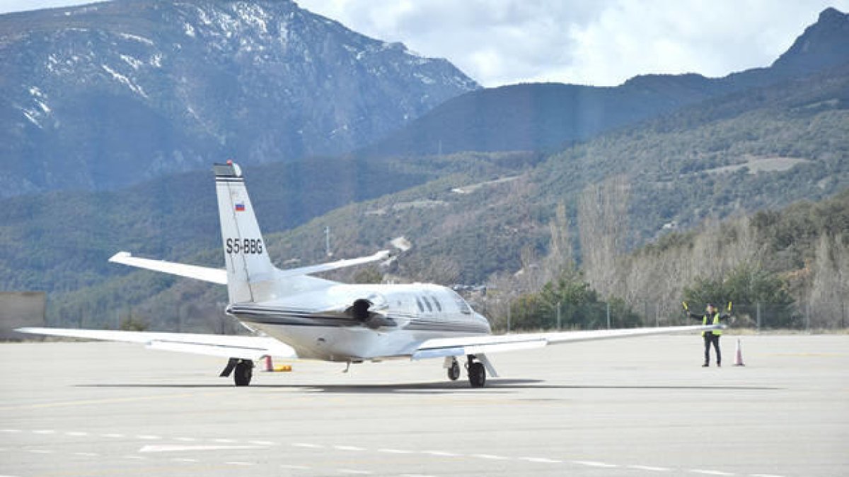 Els bombers s'encarregaran de la seguretat en els vols comercials d'Andorra-La Seu