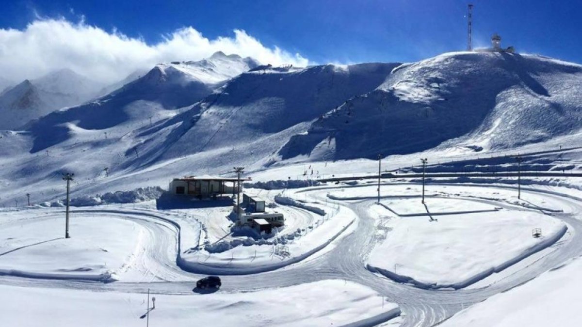 Cursa de resistència sobre neu amb un cotxe elèctric