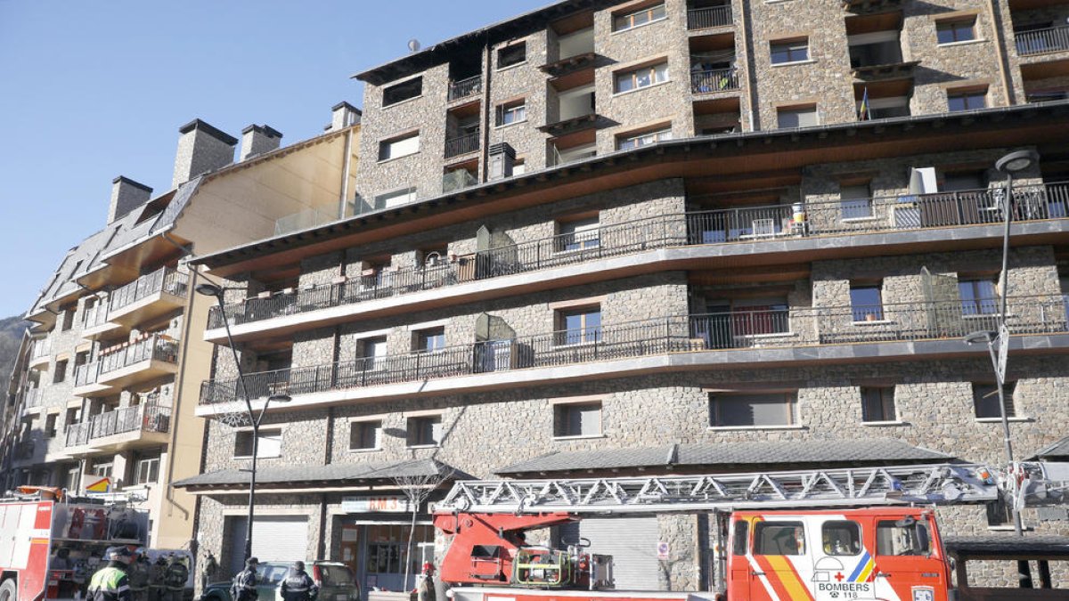 Dos veïns segueixen desallotjats per l'incendi de la Massana