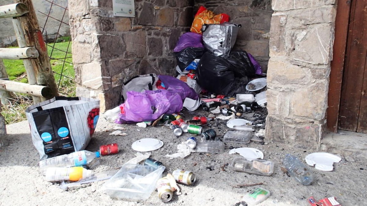 Denuncien brutícia i vandalisme al refugi del Pla de lesPedres