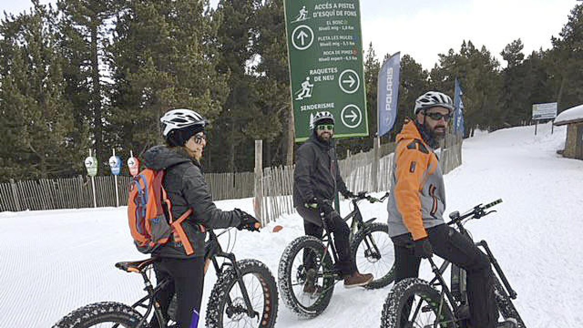 Unes cinquanta persones roden amb les 'fat bikes'