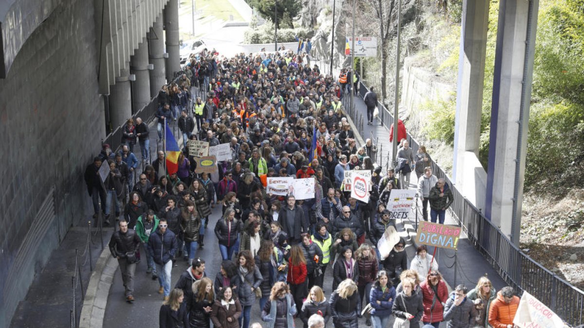 El Govern no pagarà el sou als funcionaris que van anar
a la vaga
