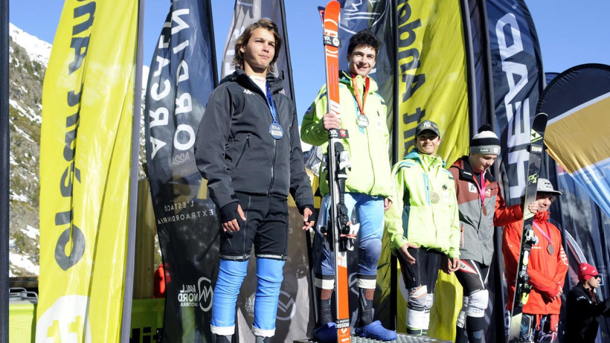 Roger Bartumeu es penja un or i ja van cinc medalles al Borrufa