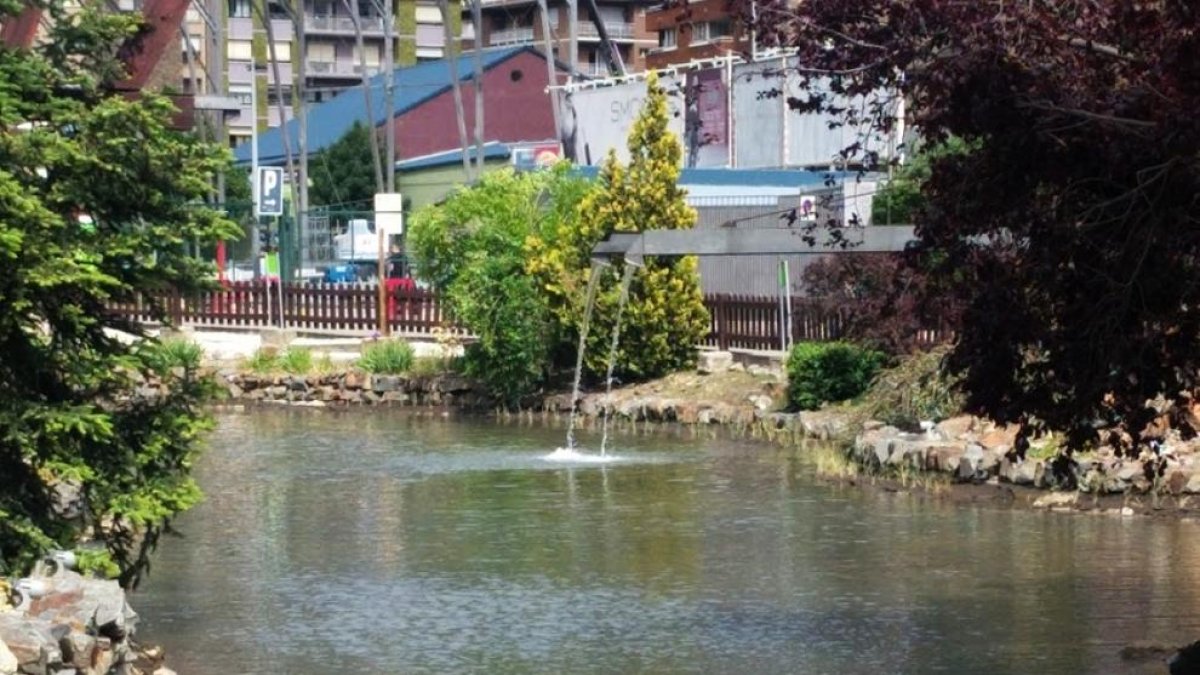 S'omple el llac artificial situat al Parc Central