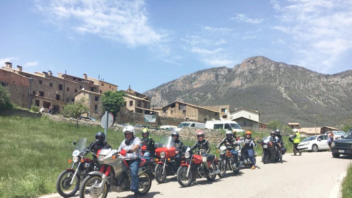 Una quinzena d'assistents, a la sortida de motos clàssiques
