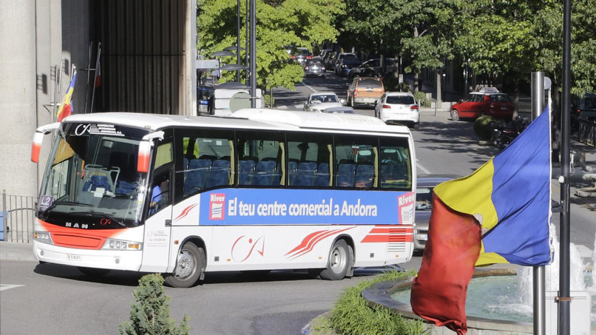 Les companyies d'autobusos veuen insuficient l'augment de preus