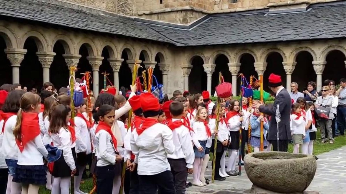 Una vuitantena de cantaires a les caramelles infantils a la Seu