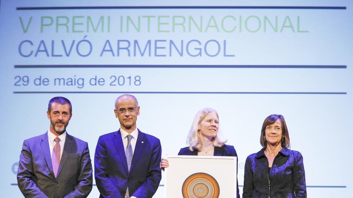 Melissa Dell recull el Premi Internacional Calvó Armengol