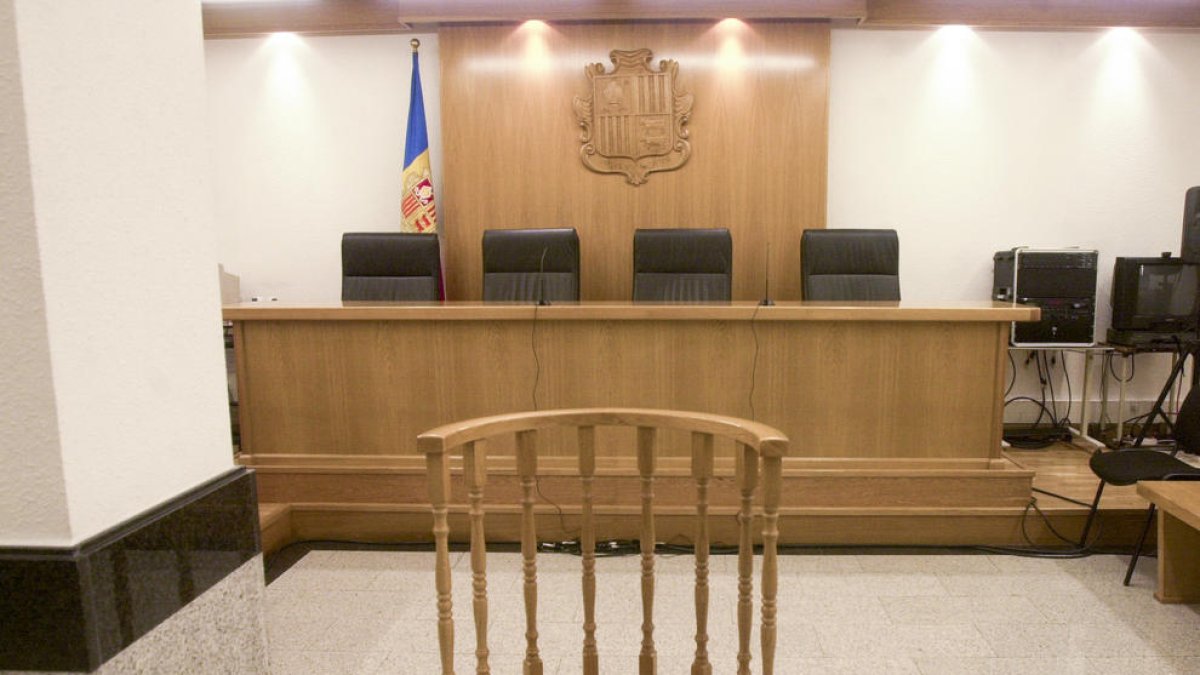 A la banqueta després de 'caçar-la' amb 10 de grams de 'coca' al Runer