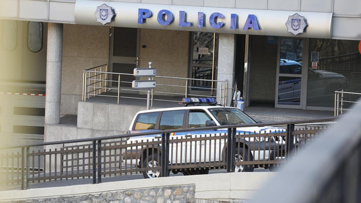 Detenen una dona per comprar amb bitllets de 50 euros falsos