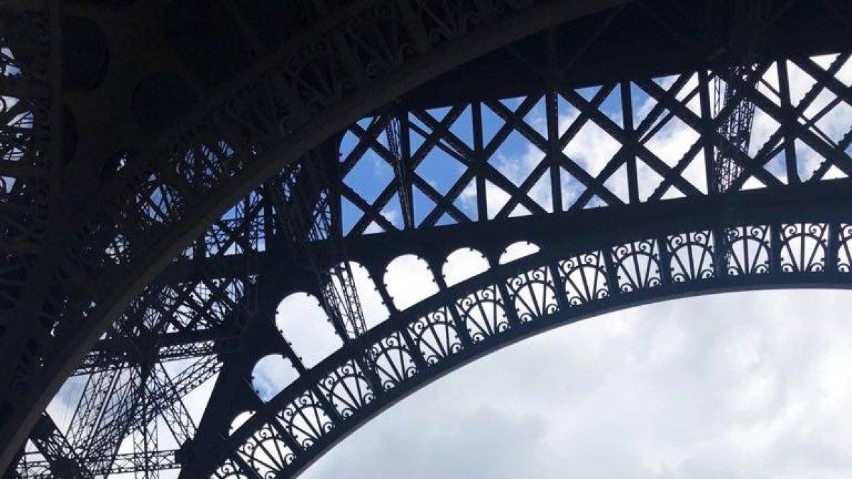 Vicky Jiménez es corona reina de París sota la Torre Eiffel