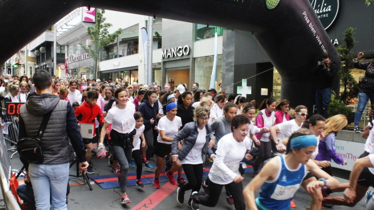 Més de mig miler de persones van córrer pel càncer a la Cursa de la dona