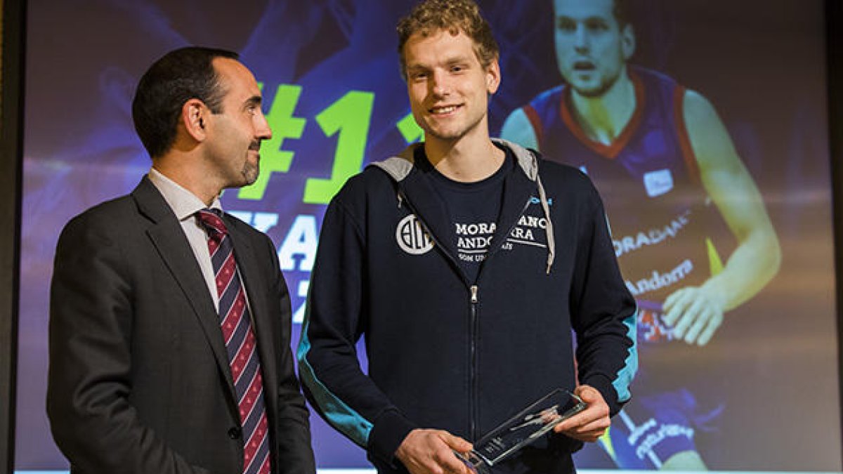 Jaka Blazic rep el premi MoraBanc Andorra de mans d'Òscar Aristot.