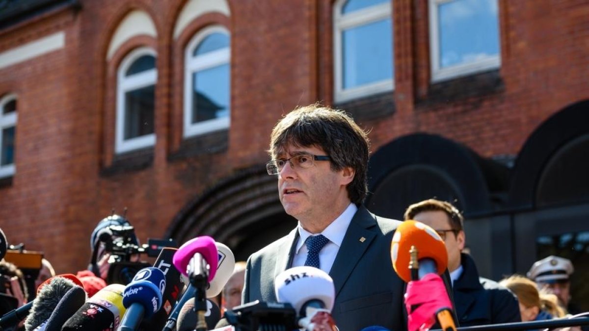 Puigdemont rellança la lluita pels presos en ser alliberat a Alemanya