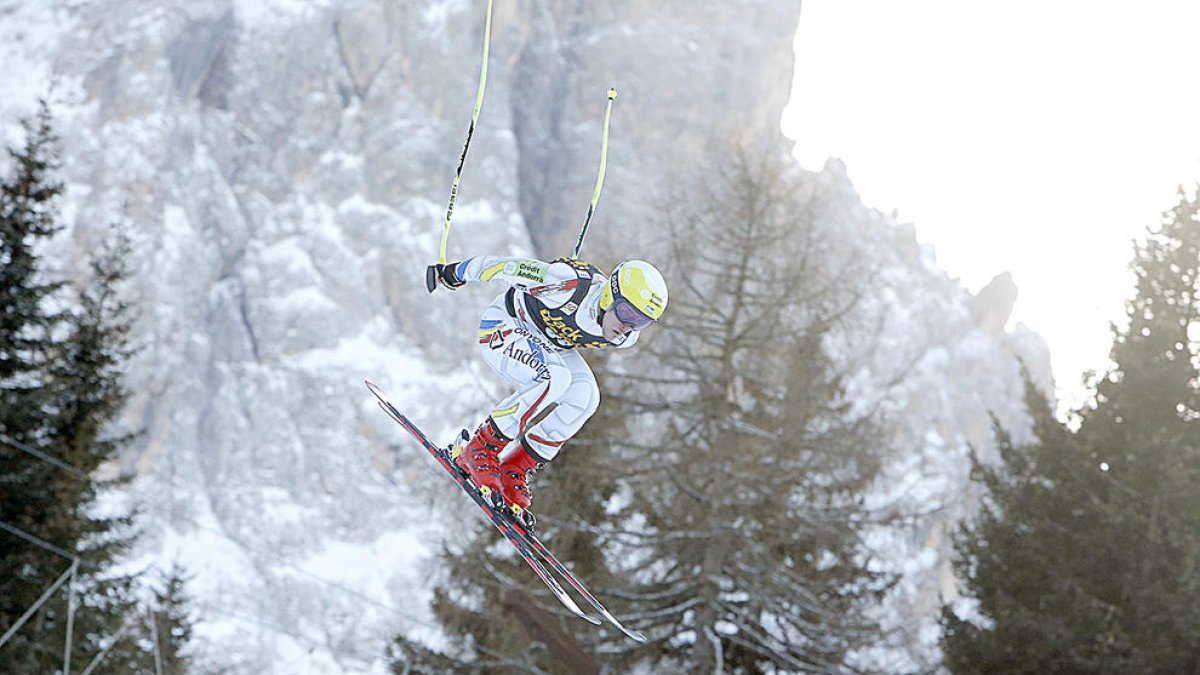 Lluny del Top-30 als primers entrenaments oficials