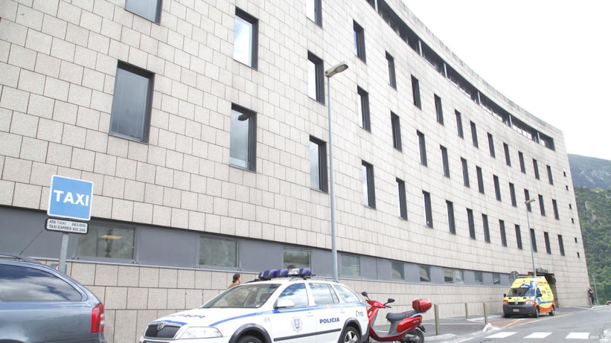 Un conductor perd el control i atropella dos vianants a Arinsal