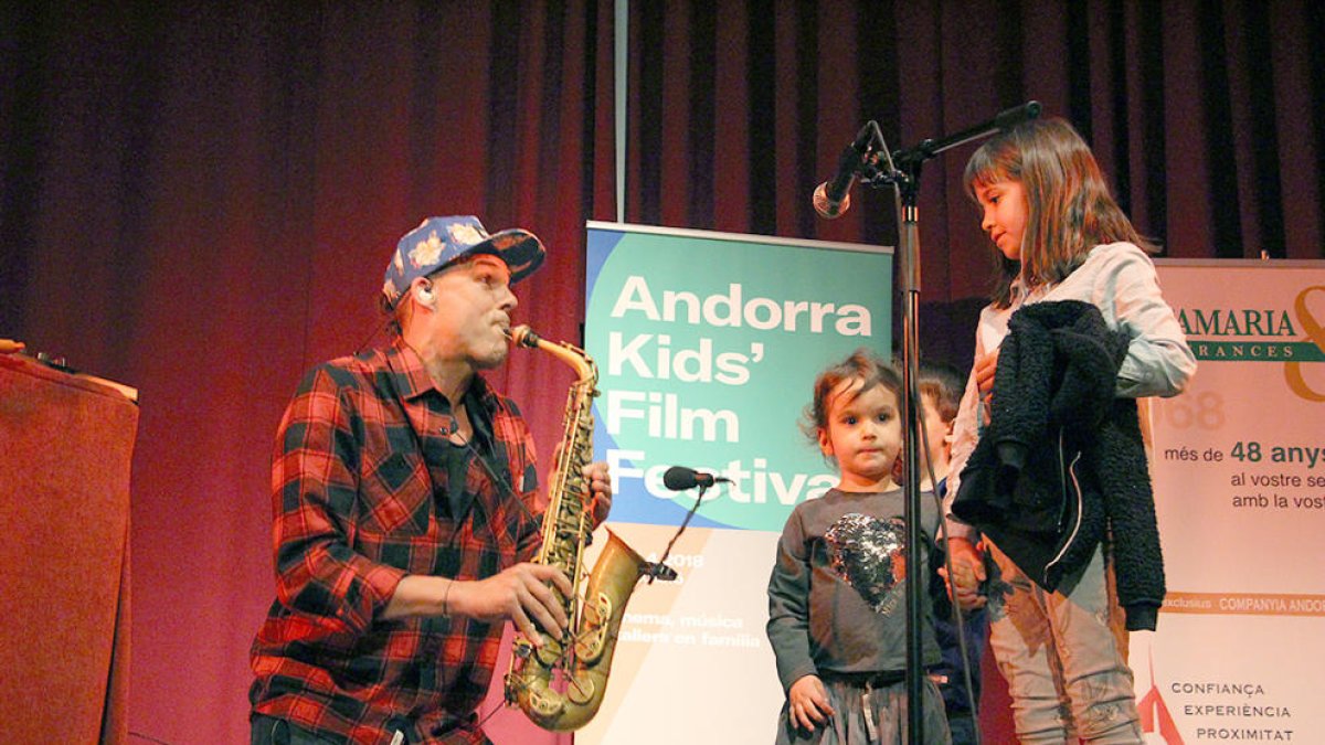 Unes cent persones gaudeixen de l'espectacle 'Electromagic'