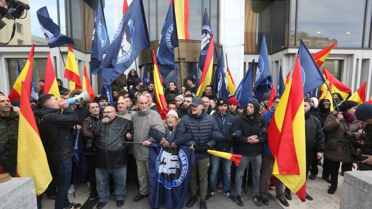 Neonazis impedeixen la desocupació de l'edifici de Banco Madrid