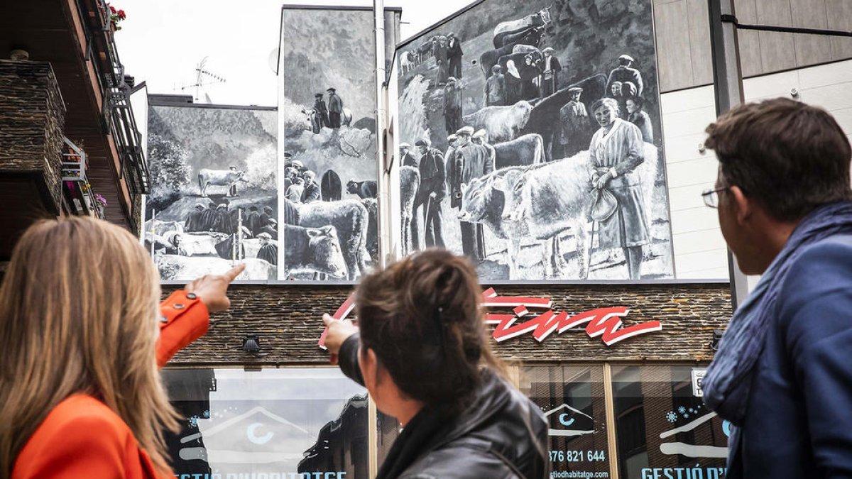 Samantha Bosque acompanyada dels cònsols Conxita Marsol i Marc Pons