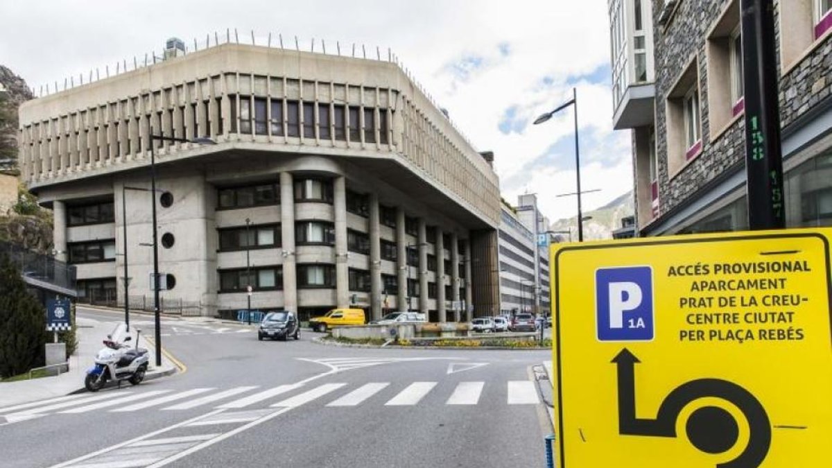Accés al pàrquing Prat de la Creu per la plaça Rebés