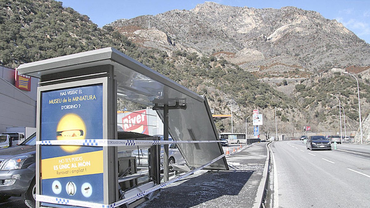 Dos accidents de trànsit deixen un home ferit lleument