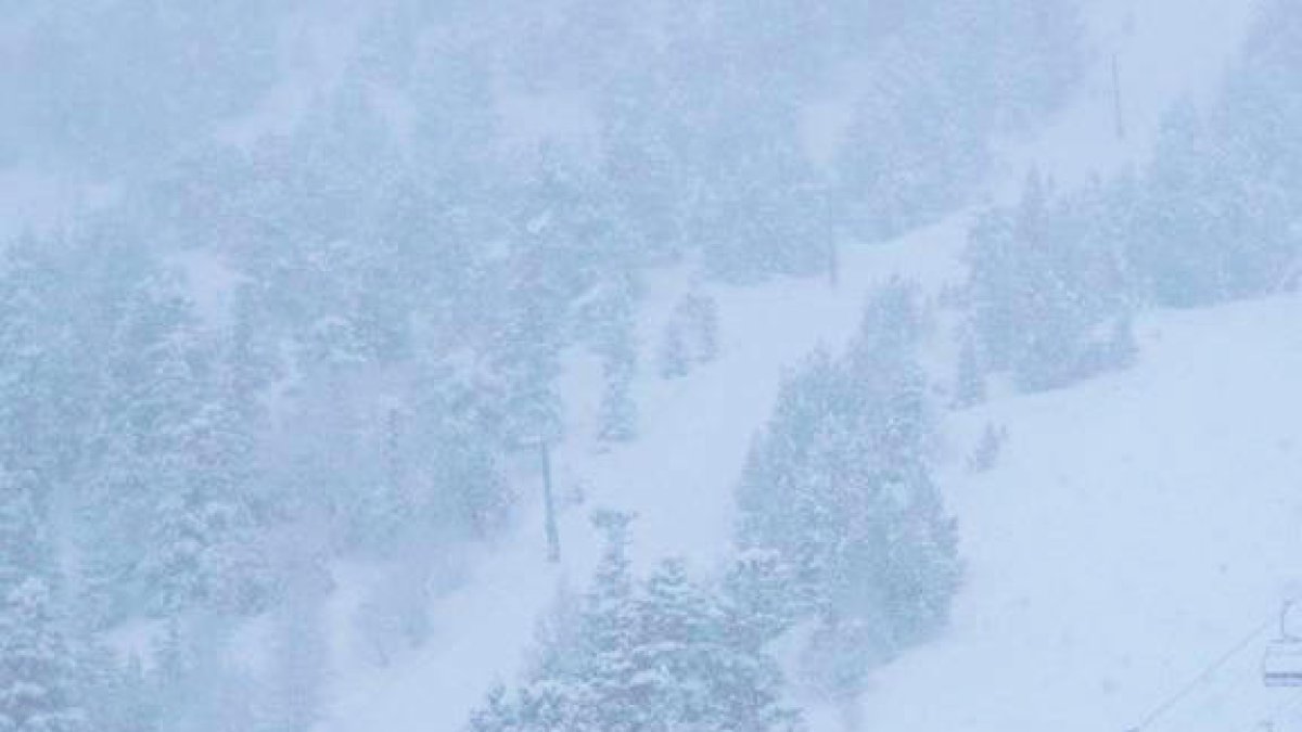 El mal temps obliga a tancar la frontera amb França