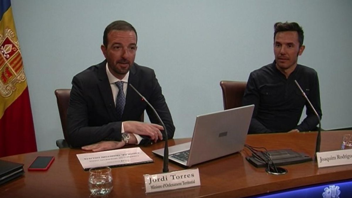 El ministre d'Ordenament Territorial, Jordi Torres, i el ciclista Joaquím Rodríguez han presentat la campanya.
