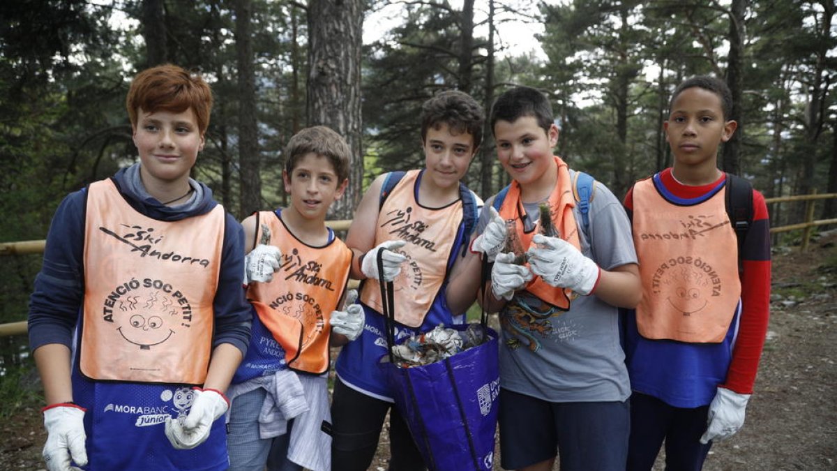 L'alumnat de primera ensenyança neteja el bosc d'Engolasters