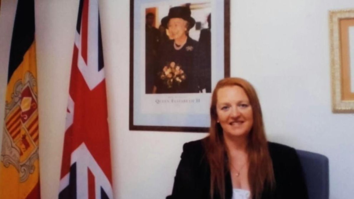 Elisabet II distingeix la cònsol del Regne Unit amb l'Orde de l'Imperi Britànic