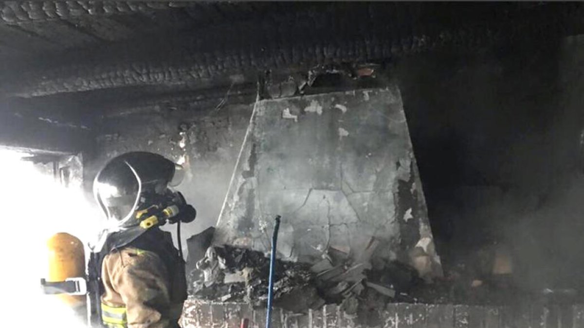 Un incendi en un pis al pas obliga a evacuar tot l'edifici