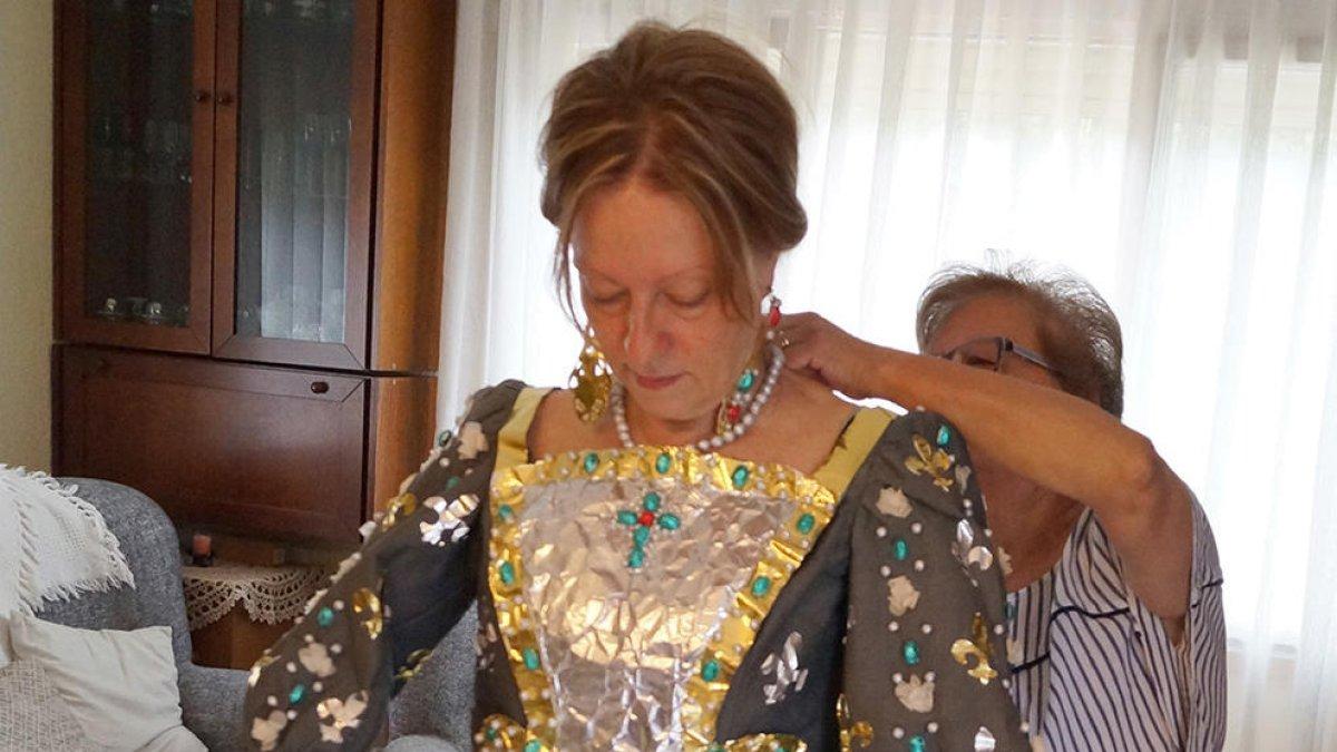 Exhibició de vestits elaborats amb paper, a la Seu