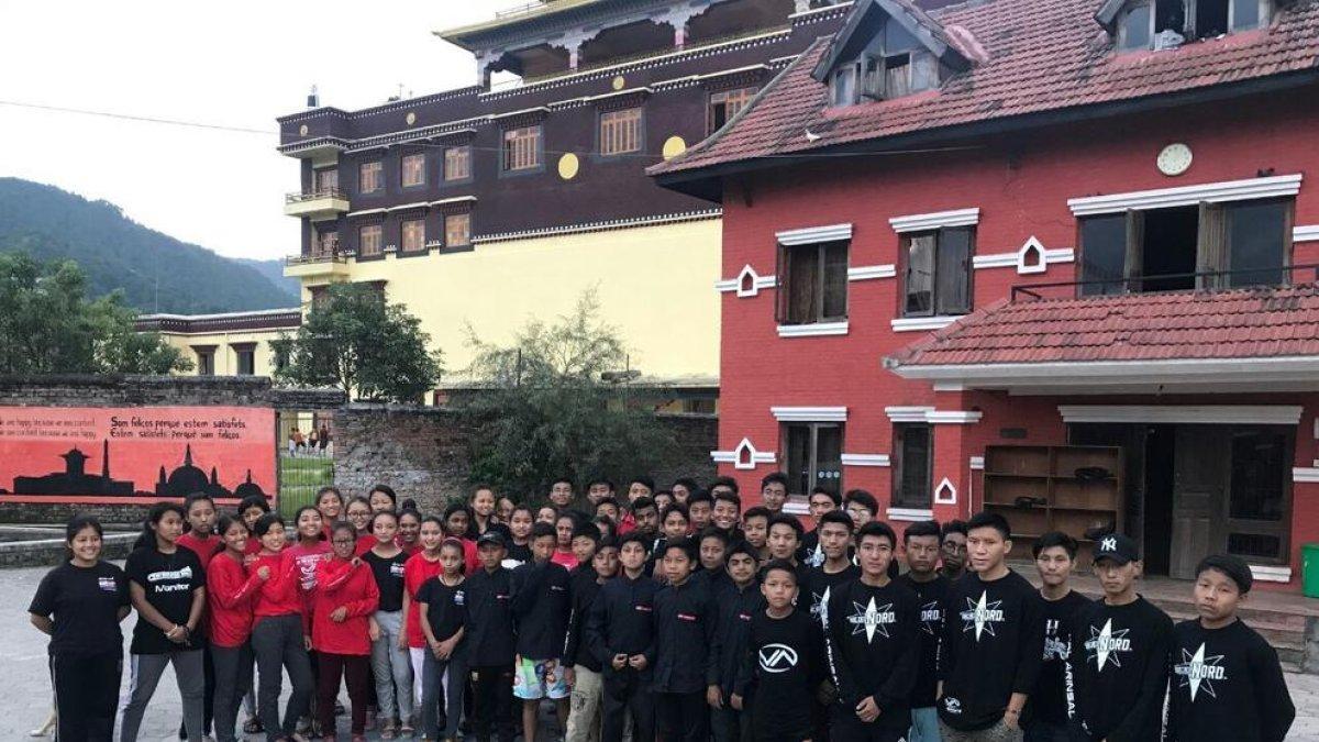 Vallnord envia uniformes a una escola del Nepal