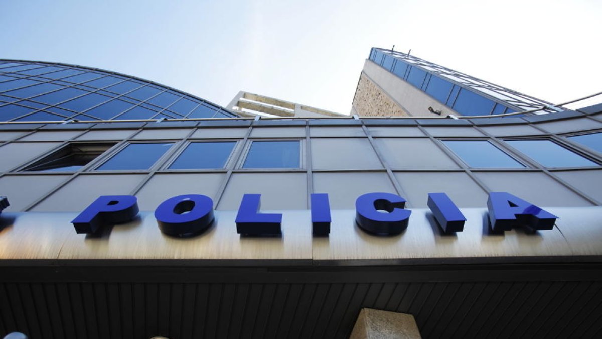 Detingut un home reincident acusat de robar un ordinador, tabac i un dron