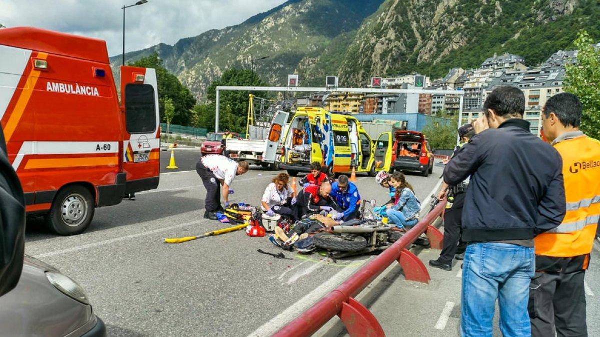 Un motorista ferit greu en un accident a l'avinguda Tarragona